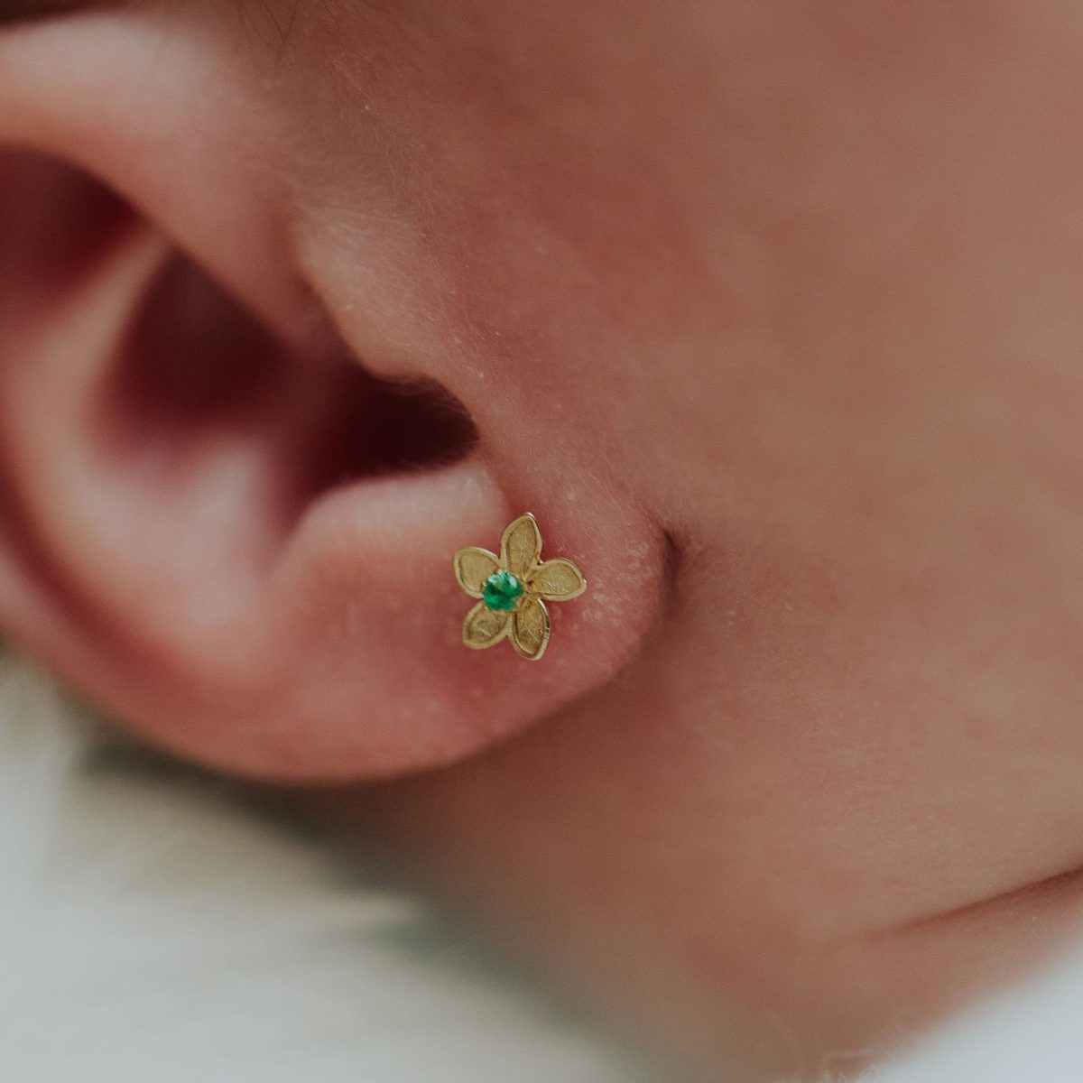 pendientes-bebe-primerapostura-oro-esmeralda-zoom pendientes bebe primera puesta esmeralda